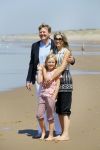 Wassenaar 10 juli 2015
Fotouurtje met Koningin Maxima Koning Willem Alexander en de prinsesjes Amalia Alexia en Ariane op het strand van Wassenaar.
