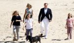 Wassenaar 10 juli 2015
Fotouurtje met Koningin Maxima Koning Willem Alexander en de prinsesjes Amalia Alexia en Ariane op het strand van Wassenaar.