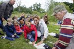 Amsterdam 18 juni 2015
Prinses Marilene en dochter Fee zijn bij het omdoen van de ringen van 3 net geboren ooievaars in het Vondelpark.