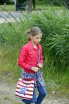 Amsterdam 18 juni 2015
Prinses Marilene en dochter Fee zijn bij het omdoen van de ringen van 3 net geboren ooievaars in het Vondelpark.