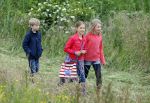 Amsterdam 18 juni 2015
Prinses Marilene en dochter Fee zijn bij het omdoen van de ringen van 3 net geboren ooievaars in het Vondelpark.