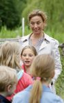 Amsterdam 18 juni 2015
Prinses Marilene en dochter Fee zijn bij het omdoen van de ringen van 3 net geboren ooievaars in het Vondelpark.