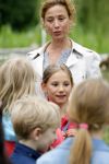 Amsterdam 18 juni 2015
Prinses Marilene en dochter Fee zijn bij het omdoen van de ringen van 3 net geboren ooievaars in het Vondelpark.