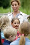 Amsterdam 18 juni 2015
Prinses Marilene en dochter Fee zijn bij het omdoen van de ringen van 3 net geboren ooievaars in het Vondelpark.