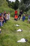 Amsterdam 18 juni 2015
Prinses Marilene en dochter Fee zijn bij het omdoen van de ringen van 3 net geboren ooievaars in het Vondelpark.