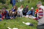 Amsterdam 18 juni 2015
Prinses Marilene en dochter Fee zijn bij het omdoen van de ringen van 3 net geboren ooievaars in het Vondelpark.