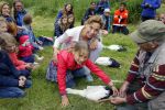 Amsterdam 18 juni 2015
Prinses Marilene en dochter Fee zijn bij het omdoen van de ringen van 3 net geboren ooievaars in het Vondelpark.