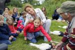Amsterdam 18 juni 2015
Prinses Marilene en dochter Fee zijn bij het omdoen van de ringen van 3 net geboren ooievaars in het Vondelpark.