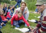 Amsterdam 18 juni 2015
Prinses Marilene en dochter Fee zijn bij het omdoen van de ringen van 3 net geboren ooievaars in het Vondelpark.
