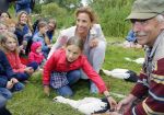 Amsterdam 18 juni 2015
Prinses Marilene en dochter Fee zijn bij het omdoen van de ringen van 3 net geboren ooievaars in het Vondelpark.