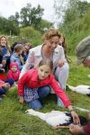 Amsterdam 18 juni 2015
Prinses Marilene en dochter Fee zijn bij het omdoen van de ringen van 3 net geboren ooievaars in het Vondelpark.