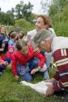 Amsterdam 18 juni 2015
Prinses Marilene en dochter Fee zijn bij het omdoen van de ringen van 3 net geboren ooievaars in het Vondelpark.