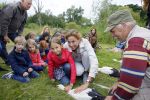 Amsterdam 18 juni 2015
Prinses Marilene en dochter Fee zijn bij het omdoen van de ringen van 3 net geboren ooievaars in het Vondelpark.