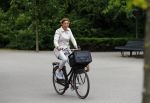 Amsterdam 18 juni 2015
Prinses Marilene en dochter Fee zijn bij het omdoen van de ringen van 3 net geboren ooievaars in het Vondelpark.