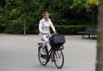 Amsterdam 18 juni 2015
Prinses Marilene en dochter Fee zijn bij het omdoen van de ringen van 3 net geboren ooievaars in het Vondelpark.