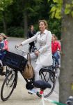 Amsterdam 18 juni 2015
Prinses Marilene en dochter Fee zijn bij het omdoen van de ringen van 3 net geboren ooievaars in het Vondelpark.