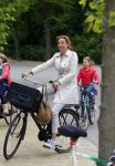 Amsterdam 18 juni 2015
Prinses Marilene en dochter Fee zijn bij het omdoen van de ringen van 3 net geboren ooievaars in het Vondelpark.
