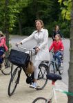 Amsterdam 18 juni 2015
Prinses Marilene en dochter Fee zijn bij het omdoen van de ringen van 3 net geboren ooievaars in het Vondelpark.
