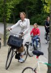 Amsterdam 18 juni 2015
Prinses Marilene en dochter Fee zijn bij het omdoen van de ringen van 3 net geboren ooievaars in het Vondelpark.
