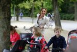 Amsterdam 18 juni 2015
Prinses Marilene en dochter Fee zijn bij het omdoen van de ringen van 3 net geboren ooievaars in het Vondelpark.