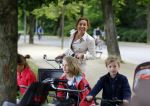 Amsterdam 18 juni 2015
Prinses Marilene en dochter Fee zijn bij het omdoen van de ringen van 3 net geboren ooievaars in het Vondelpark.