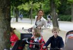 Amsterdam 18 juni 2015
Prinses Marilene en dochter Fee zijn bij het omdoen van de ringen van 3 net geboren ooievaars in het Vondelpark.
