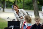 Amsterdam 18 juni 2015
Prinses Marilene en dochter Fee zijn bij het omdoen van de ringen van 3 net geboren ooievaars in het Vondelpark.