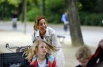 Amsterdam 18 juni 2015
Prinses Marilene en dochter Fee zijn bij het omdoen van de ringen van 3 net geboren ooievaars in het Vondelpark.