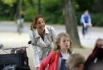 Amsterdam 18 juni 2015
Prinses Marilene en dochter Fee zijn bij het omdoen van de ringen van 3 net geboren ooievaars in het Vondelpark.