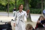 Amsterdam 18 juni 2015
Prinses Marilene en dochter Fee zijn bij het omdoen van de ringen van 3 net geboren ooievaars in het Vondelpark.