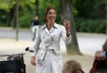 Amsterdam 18 juni 2015
Prinses Marilene en dochter Fee zijn bij het omdoen van de ringen van 3 net geboren ooievaars in het Vondelpark.