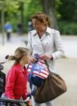Amsterdam 18 juni 2015
Prinses Marilene en dochter Fee zijn bij het omdoen van de ringen van 3 net geboren ooievaars in het Vondelpark.