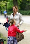 Amsterdam 18 juni 2015
Prinses Marilene en dochter Fee zijn bij het omdoen van de ringen van 3 net geboren ooievaars in het Vondelpark.