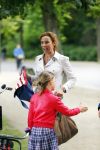 Amsterdam 18 juni 2015
Prinses Marilene en dochter Fee zijn bij het omdoen van de ringen van 3 net geboren ooievaars in het Vondelpark.