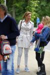 Amsterdam 18 juni 2015
Prinses Marilene en dochter Fee zijn bij het omdoen van de ringen van 3 net geboren ooievaars in het Vondelpark.