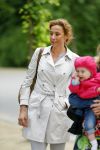 Amsterdam 18 juni 2015
Prinses Marilene en dochter Fee zijn bij het omdoen van de ringen van 3 net geboren ooievaars in het Vondelpark.