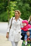 Amsterdam 18 juni 2015
Prinses Marilene en dochter Fee zijn bij het omdoen van de ringen van 3 net geboren ooievaars in het Vondelpark.