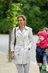 Amsterdam 18 juni 2015
Prinses Marilene en dochter Fee zijn bij het omdoen van de ringen van 3 net geboren ooievaars in het Vondelpark.