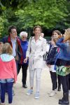Amsterdam 18 juni 2015
Prinses Marilene en dochter Fee zijn bij het omdoen van de ringen van 3 net geboren ooievaars in het Vondelpark.
