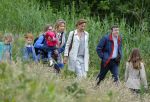 Amsterdam 18 juni 2015
Prinses Marilene en dochter Fee zijn bij het omdoen van de ringen van 3 net geboren ooievaars in het Vondelpark.