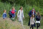 Amsterdam 18 juni 2015
Prinses Marilene en dochter Fee zijn bij het omdoen van de ringen van 3 net geboren ooievaars in het Vondelpark.