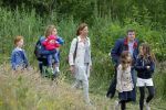 Amsterdam 18 juni 2015
Prinses Marilene en dochter Fee zijn bij het omdoen van de ringen van 3 net geboren ooievaars in het Vondelpark.