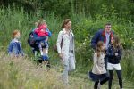 Amsterdam 18 juni 2015
Prinses Marilene en dochter Fee zijn bij het omdoen van de ringen van 3 net geboren ooievaars in het Vondelpark.
