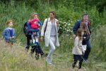 Amsterdam 18 juni 2015
Prinses Marilene en dochter Fee zijn bij het omdoen van de ringen van 3 net geboren ooievaars in het Vondelpark.