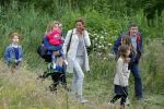 Amsterdam 18 juni 2015
Prinses Marilene en dochter Fee zijn bij het omdoen van de ringen van 3 net geboren ooievaars in het Vondelpark.
