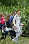Amsterdam 18 juni 2015
Prinses Marilene en dochter Fee zijn bij het omdoen van de ringen van 3 net geboren ooievaars in het Vondelpark.