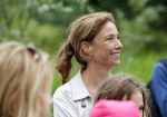 Amsterdam 18 juni 2015
Prinses Marilene en dochter Fee zijn bij het omdoen van de ringen van 3 net geboren ooievaars in het Vondelpark.