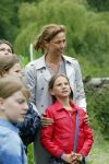 Amsterdam 18 juni 2015
Prinses Marilene en dochter Fee zijn bij het omdoen van de ringen van 3 net geboren ooievaars in het Vondelpark.