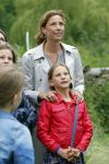 Amsterdam 18 juni 2015
Prinses Marilene en dochter Fee zijn bij het omdoen van de ringen van 3 net geboren ooievaars in het Vondelpark.