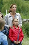 Amsterdam 18 juni 2015
Prinses Marilene en dochter Fee zijn bij het omdoen van de ringen van 3 net geboren ooievaars in het Vondelpark.